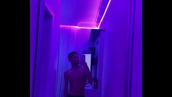 Foi quase 4 horas colocando fita led no quarto todo por&eacute;m eu acho que dessa vez n&atilde;o vai cair