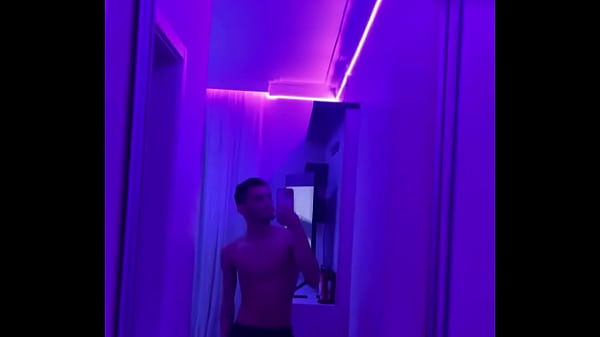 Foi quase 4 horas colocando fita led no quarto todo por&eacute;m eu acho que dessa vez n&atilde;o vai cair 