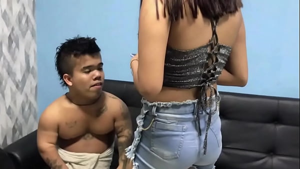 Veamos que tan bueno eres para follar enano ven y dame duro por el culo quiero que te corras dentro de mi