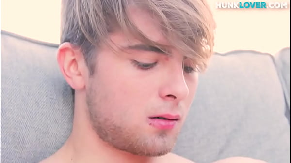 Play MP4 - Muscled amateur cums after wanking his dick in outdoor solo