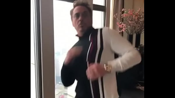 Homem de ferro mostrando o que tem de melhor