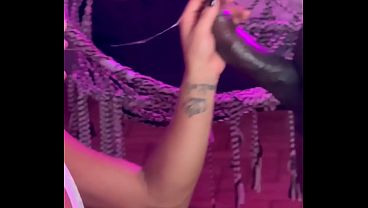Essa morena hotwife quase nao aguentou o pau enorme do negao e o corno assistiu tudo