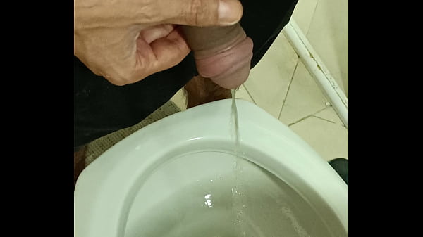 Dando aquela mijada gostosa 