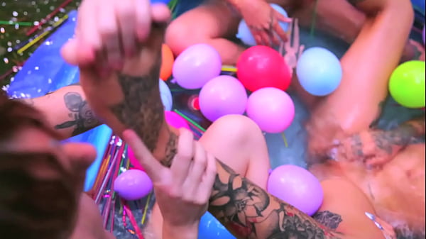 Lesbian Pussy Eating In Pool thumbnail