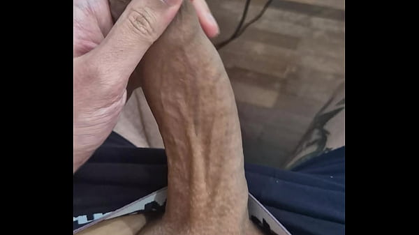 VOCE ACHA O MEU PENIS GRANDE? BATENDO UMA PUNHETA GOSTOSA 