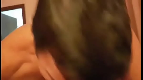 Kini dando una mamada