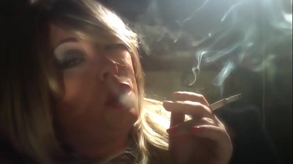 BBW Domme Tina_Snua Smoking A CigaretteDeep Between Fingers With Drifting