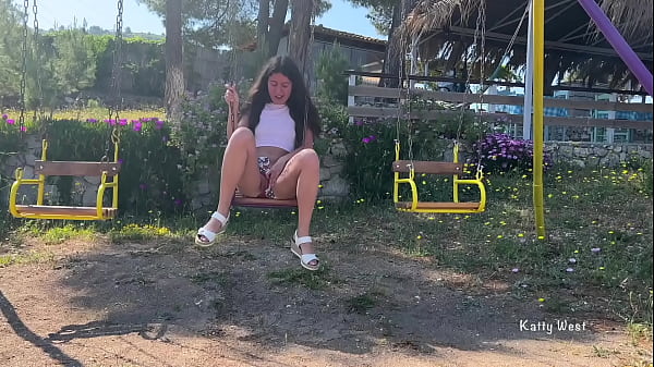 Play MP4 - Bad girl pissed while riding the swing