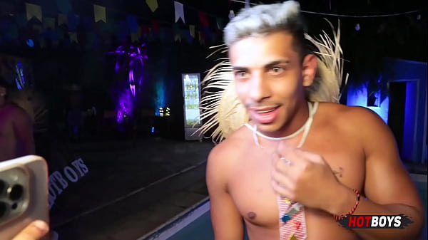 Durante A Festa Todo Mundo Foi Tirando A Roupa E Come&ccedil;aram A Transar Ali Mesmo! Arrai&aacute; Da Hotboys Os Mais Dotados Do Rio thumbnail