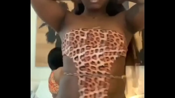 Nonton Showing Out thumbnail