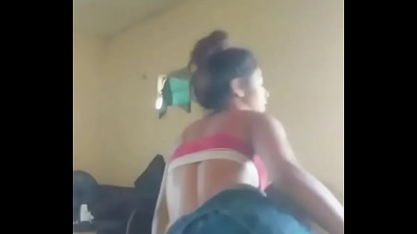 Julia Santos rebolando muito