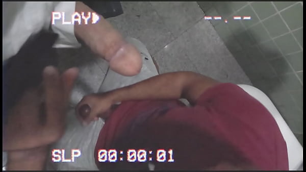 Novinho brasileiro mamaou a rola do professor no banheiro da faculdade 