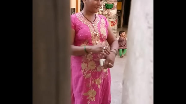 Nonton Lady Give Kiss To Cameraman thumbnail