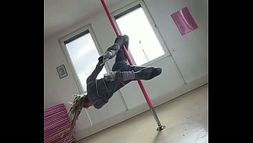 Anuskatzz dances on the pole for you ! 