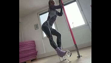 Nonton Anuskatzz Dances On The Pole For You ! thumbnail
