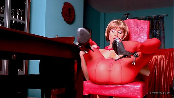 Sexy_red pantyhose_on the long MILF legs!