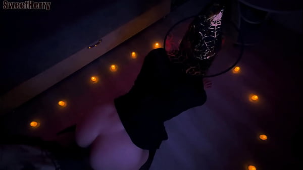 Призвал ведьму чтобы трахнуть ее черным членом в halloween 