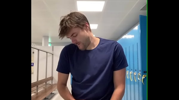 Play MP4 - wanking my big cock in the public gym locker room