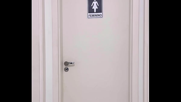 Nonton Motoboy Entra No Banheiro Feminino Sem Avisar E Fode A Mulher Que Estava L&aacute; Dentro Mijando ! A Goza Muito Na Pica Dele E Pede Fode Essa Buceta Caralho ! thumbnail