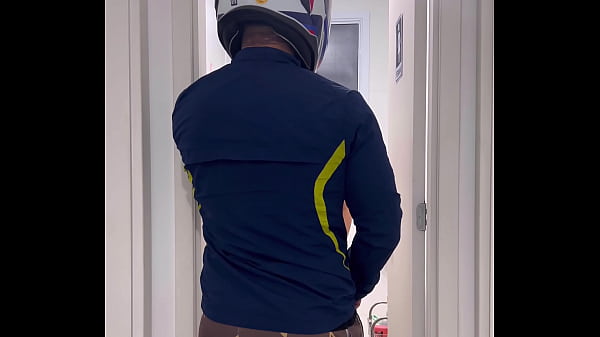 Motoboy entra no banheiro feminino sem avisar e fode a mulher que estava l&aacute; dentro mijando a goza muito na pica dele e pede fode essa buceta caralho