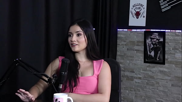 Na_penetração do_sexo ela tem dificuldade de gozar e o que ela faz de bom na cama é Karen Gonçalves SHEER RED