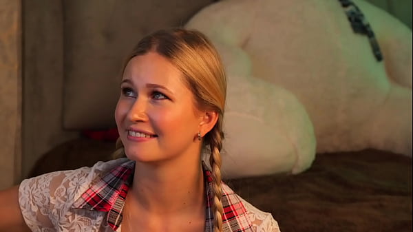 Nonton Pretty Woman Chooses A Dildo For Her Pussy thumbnail