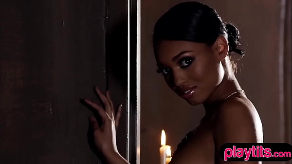 Sporty black babe sensual striptease session