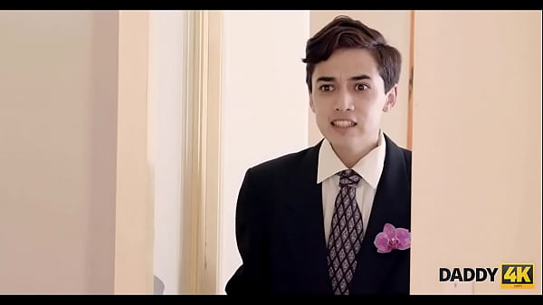 Play MP4 - DADDY4K&period; Chica ingenua enga&ntilde;a a su futuro marido con su padre experimentado