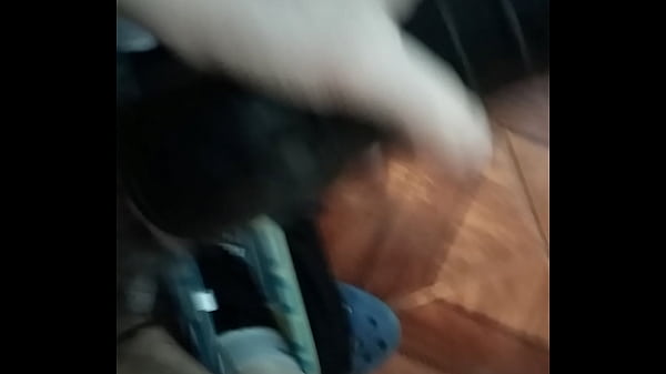 Usando el masturbador vagina 