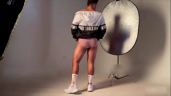 Ten&iacute;amos Una Cita Para Una Sesi&oacute;n Fotogr&aacute;fica Y Terminamos Follando Con El Fot&oacute;grafo thumbnail