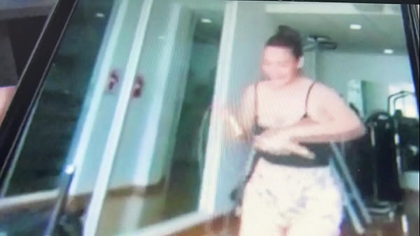 Play MP4 - Accidental nipple slip in gym