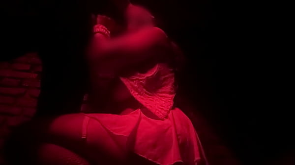 Se Excita Toc&aacute;ndose en el Viaje y Cogemos en Pleno Boliche frente a todos 