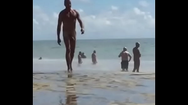 Coroa roludo na praia de nudismo 