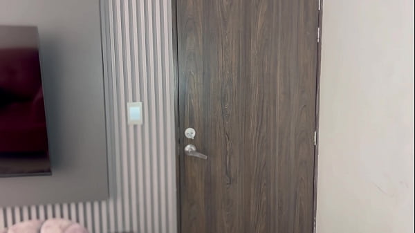 Nonton &iquest;que Puede Pasar Si Una Pareja De Calientes Hermanastros Comparten Habitacion De Hotel? thumbnail