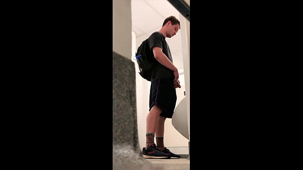 Play MP4 - Espiando Mijada no Banheiro