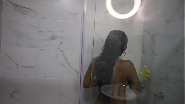 Ense&ntilde;o a mi peque&ntilde;ita hermanastra a jugar en el celular mientras le hago sentir mi enorme polla 