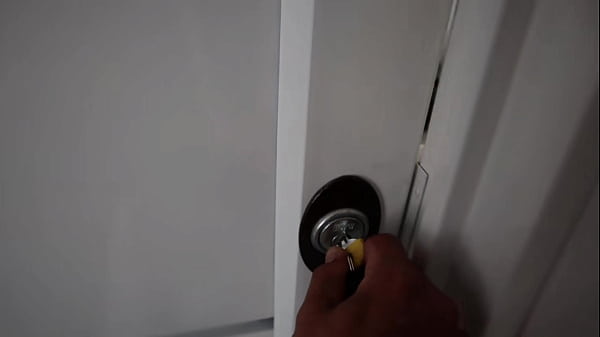 Nonton Ense&ntilde;o A Mi Peque&ntilde;ita Hermanastra A Jugar En El Celular Mientras Le Hago Sentir Mi Enorme Polla thumbnail