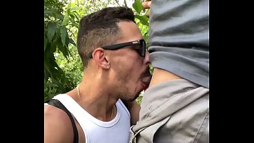 Ofereceu uma mamada pro trabalhador casado e acabou dando de 4 escondido no mato 