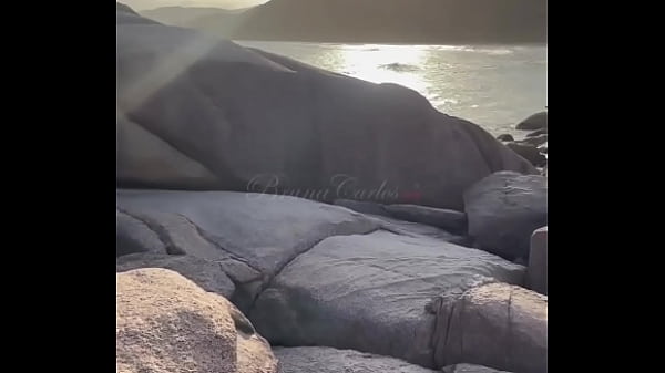 Loirinha casada da buceta rosa fodeu com dotado na praia de nudismo no pelo na frente do marido corno 