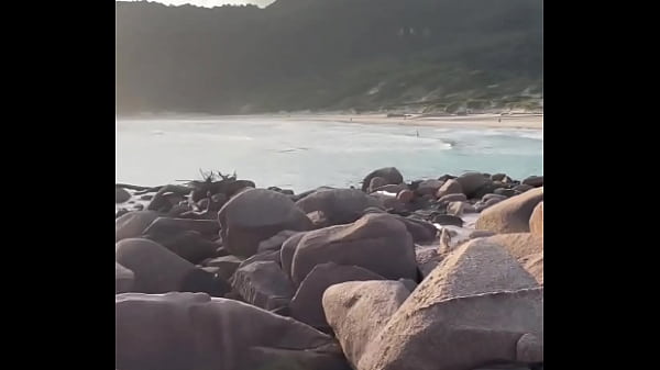 Play MP4 - Loirinha casada da buceta rosa fodeu com dotado na praia de nudismo no pelo na frente do marido corno