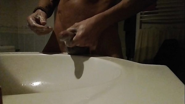 Play MP4 - Francky exhibnaturiste dans la salle de bains rasage intime branlette ejaculation