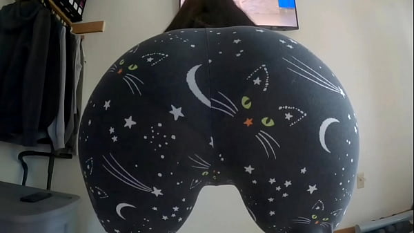 Pawg Milf Twerking Her Giant Booty thumbnail