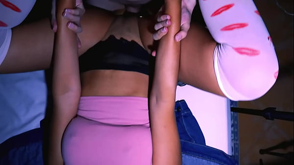 La vecina casada y el vecino soltero tienen sexo en la habi 