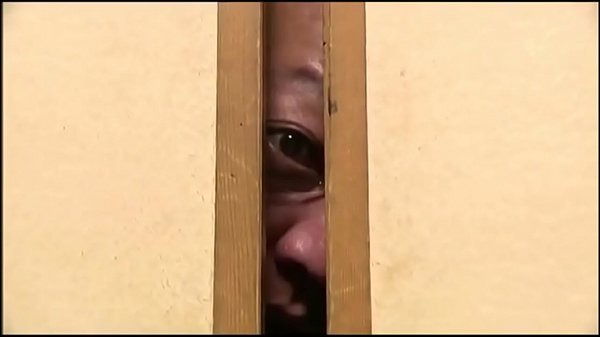 สามีปล่อยให้ภรรยาของเขามีเพศสัมพันธ์กับเพื่อนของเขาเพื่อดูผ่านประตู 