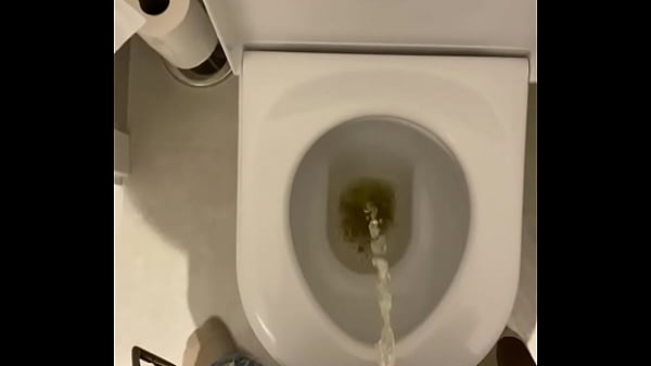 Play MP4 - Uncut cock peeing