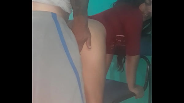 Play MP4 - Hotwife se come la verga del primo que viene de visita y le pega un rapidin