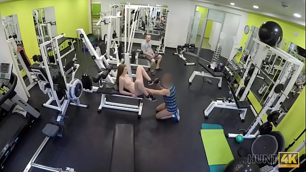Play MP4 - HUNT4K&period; Naiver Fitness-Hase hat Sex mit reichen M&auml;nnern anstatt zu trainieren