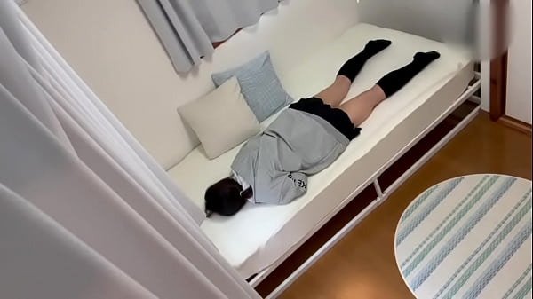 Play MP4 - 【&bigcirc;撮】学校休んで1人で暇になったらオナニーして身体をピクピクさせる女子&bigcirc;生。