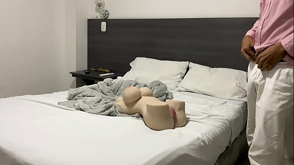 Play MP4 - Mi hermanastra me quiere ense&ntilde;ar a follar con una mu&ntilde;eca sexual Tantaly pero ella no resisti&oacute; verme follar con la mu&ntilde;eca y me pidi&oacute; que tambi&eacute;n le metiera mi pene