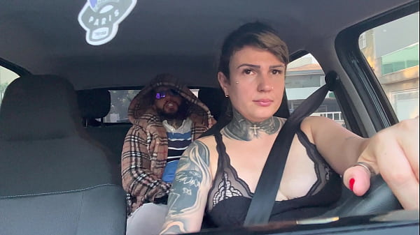 Mulher uber pega passageiro suspeito e acaba tendo que dar a buceta ali mesmo dentro do Carro! Ele falou que iria foder ela no pelo e que n&atilde;o iria pagar a corrida! (Ela gozou no pau do bandido ) 